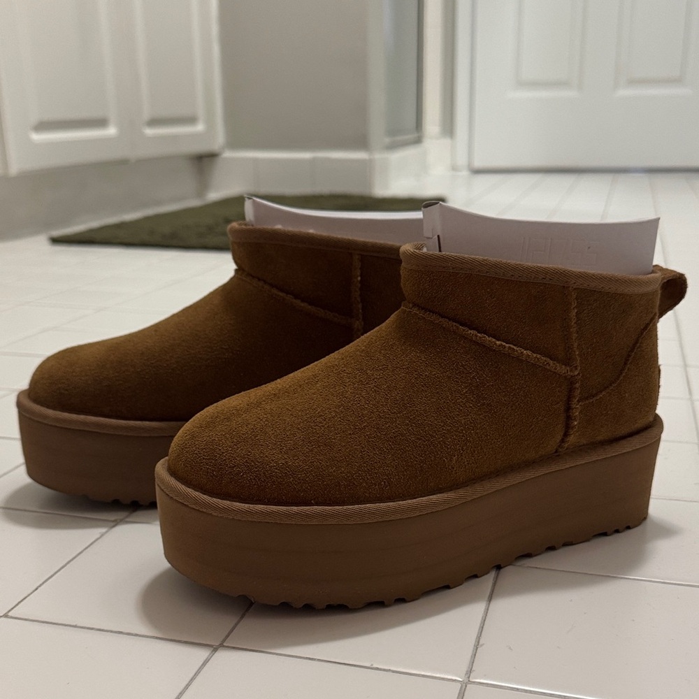 BRAND NEW UGG Ultra Mini Platform - W8